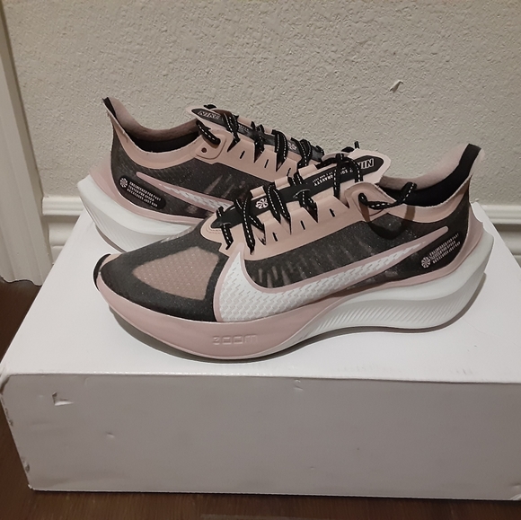 Nike - Picture 2 of 4